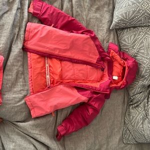 This Patagonia ski set is super cute and warm. Size 10 in Girls. It is a medium